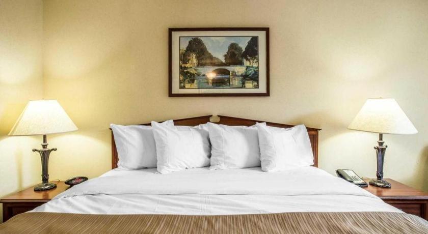 Hotel Quality I-20 Exit 108 2*