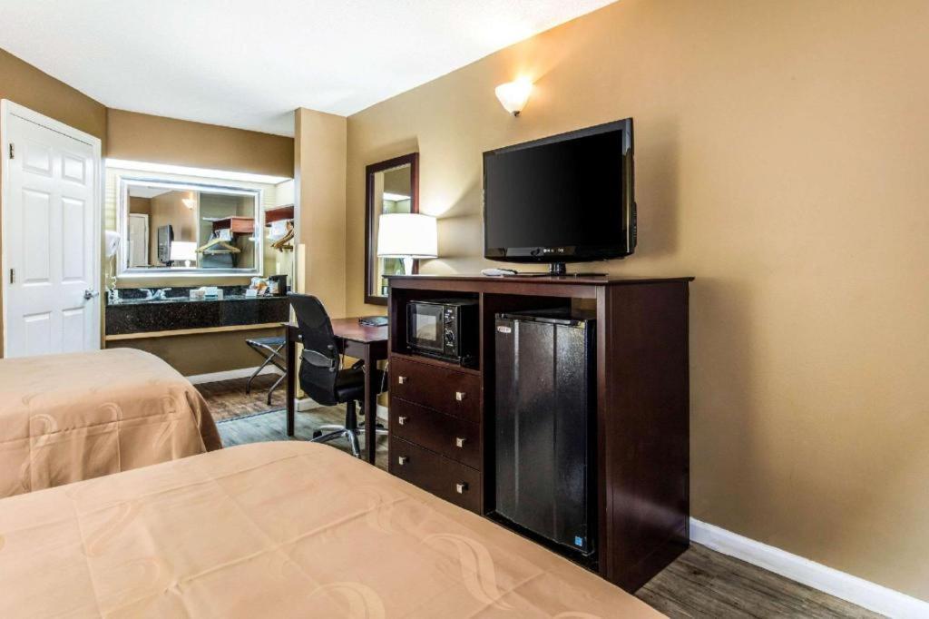 Hotel Quality I-20 Exit 108 2*